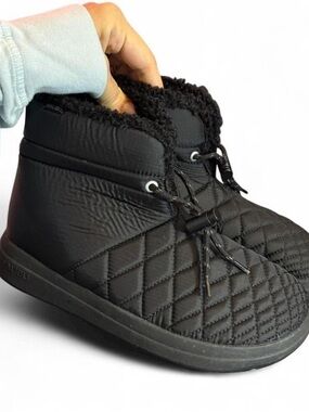 NWOT black malibu sandals little dume boot quilted waterproof barefoot boots